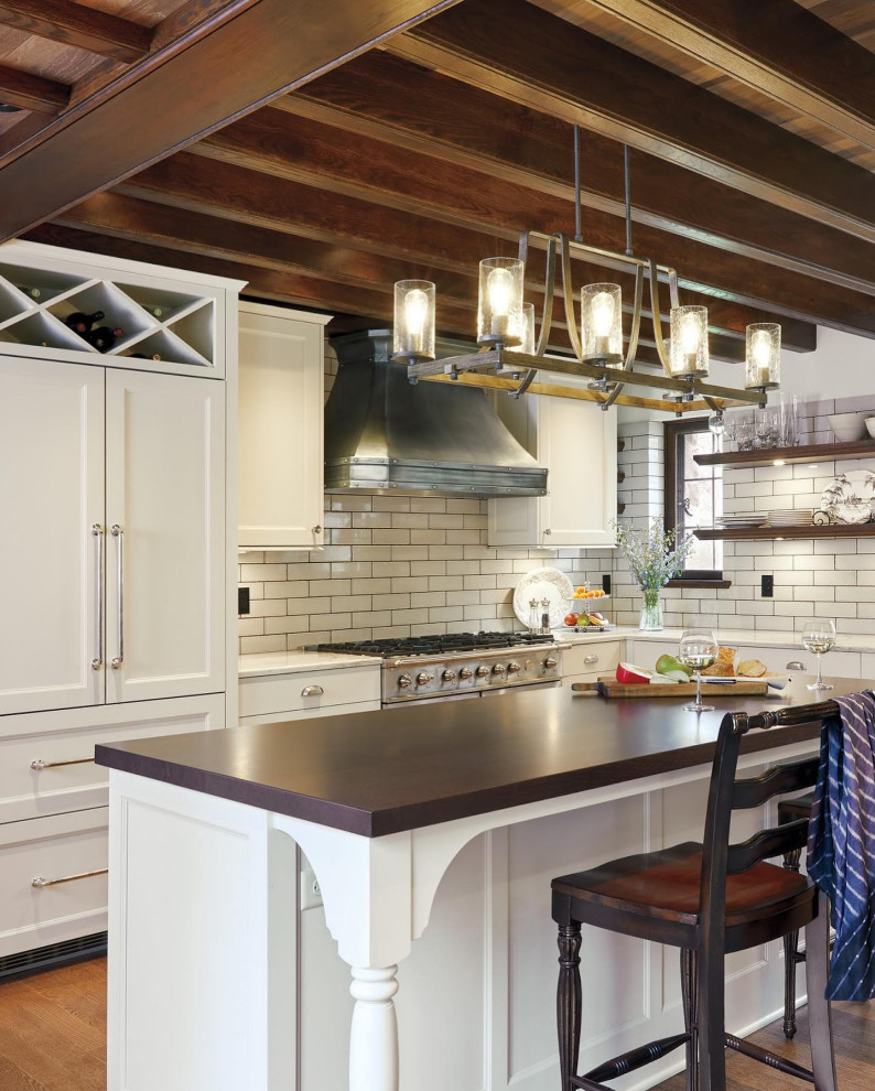 ミルウォーキーにあるシャビーシック調のおしゃれなアイランドキッチン (白いキッチンパネル、サブウェイタイルのキッチンパネル、白いキッチンカウンター、表し梁) の写真