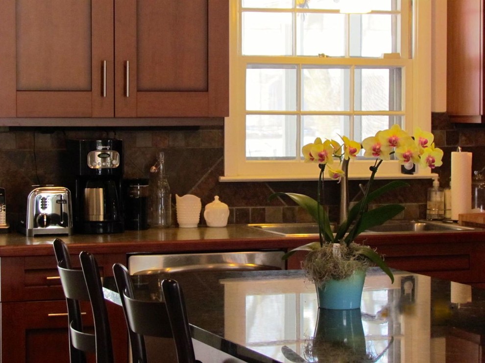 Exempel på ett avskilt, mellanstort klassiskt l-kök, med en nedsänkt diskho, skåp i shakerstil, skåp i mörkt trä, granitbänkskiva, brunt stänkskydd, stänkskydd i keramik, rostfria vitvaror, mellanmörkt trägolv, en köksö och brunt golv