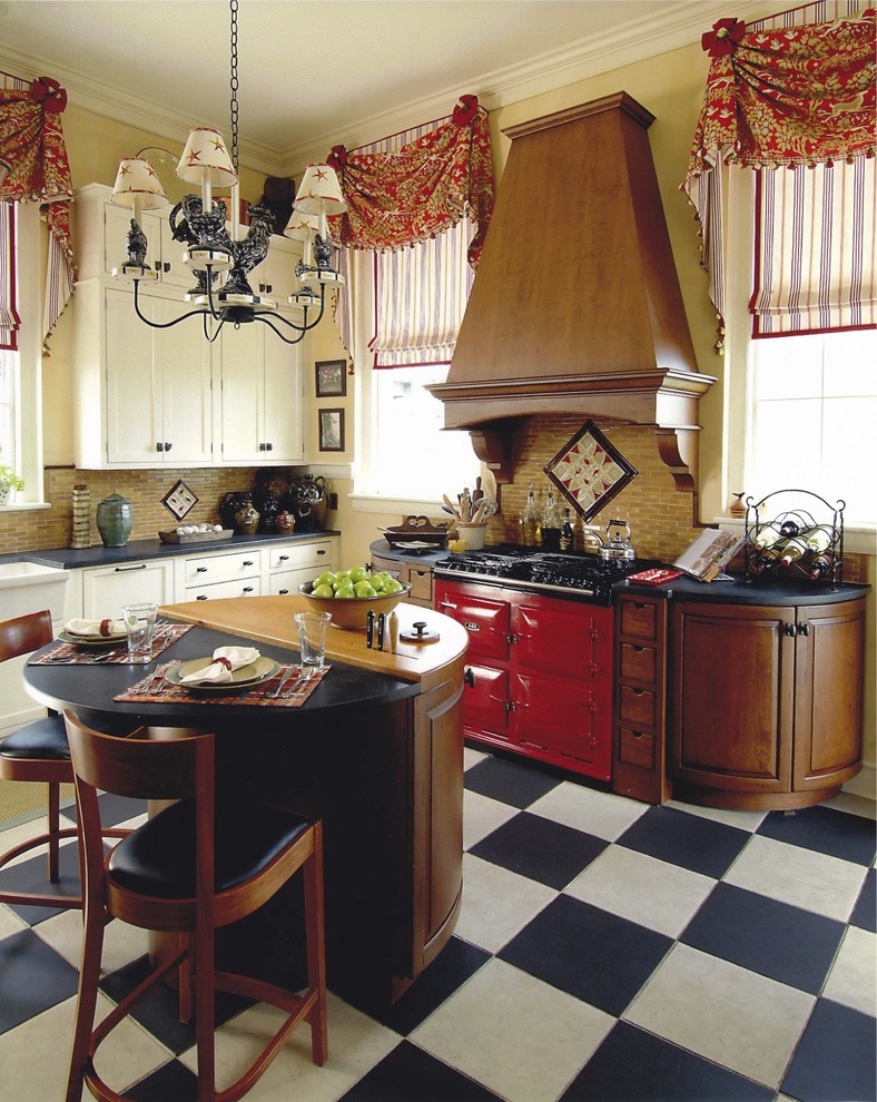 Ejemplo de cocina tradicional con puertas de armario de madera oscura, salpicadero beige, electrodomésticos de colores y cortinas