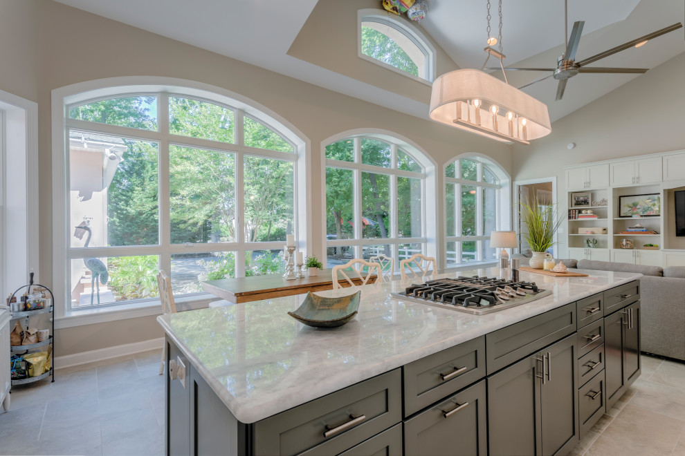 Esempio di una grande cucina stile marino con ante in stile shaker, ante grigie, top in marmo, paraspruzzi beige, paraspruzzi con piastrelle di vetro e top multicolore