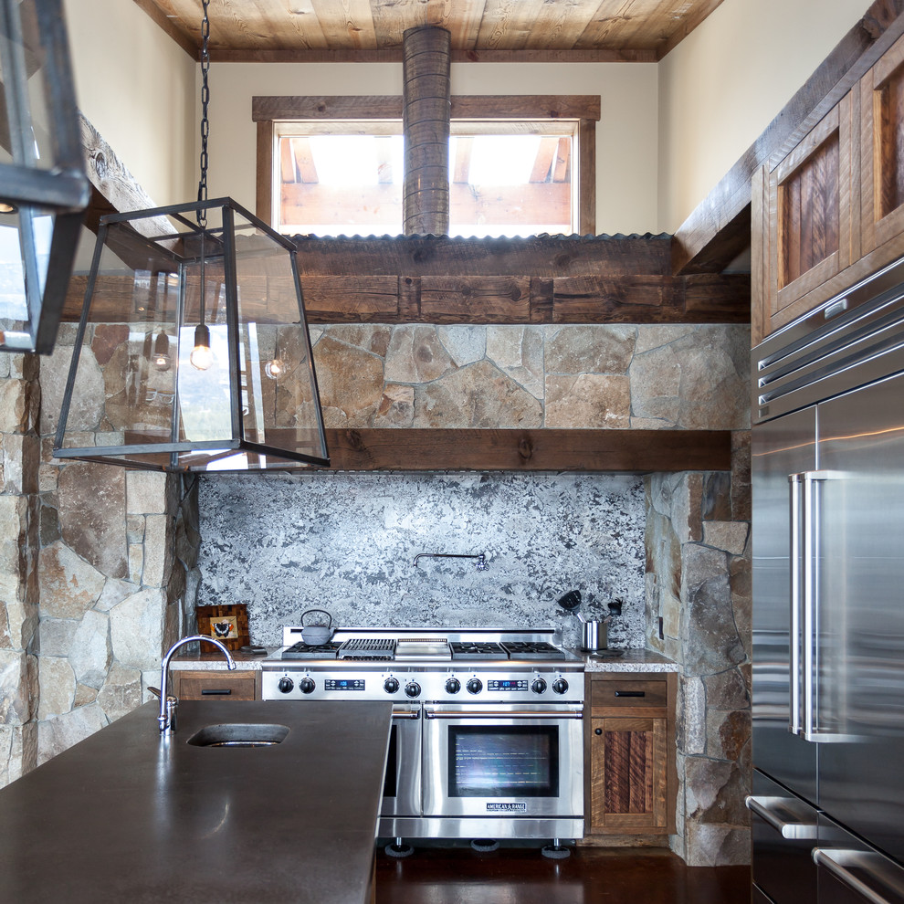 На фото: кухня в стиле рустика с фартуком из каменной плиты и островом