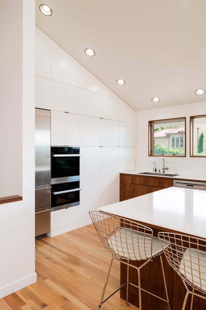 This is an example of a modern kitchen in Seattle.