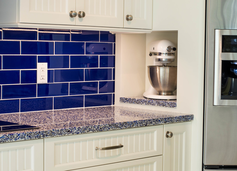 Esempio di una cucina minimal di medie dimensioni con lavello sottopiano, ante in stile shaker, ante bianche, top in vetro, paraspruzzi blu, paraspruzzi con piastrelle diamantate, elettrodomestici in acciaio inossidabile e pavimento in travertino