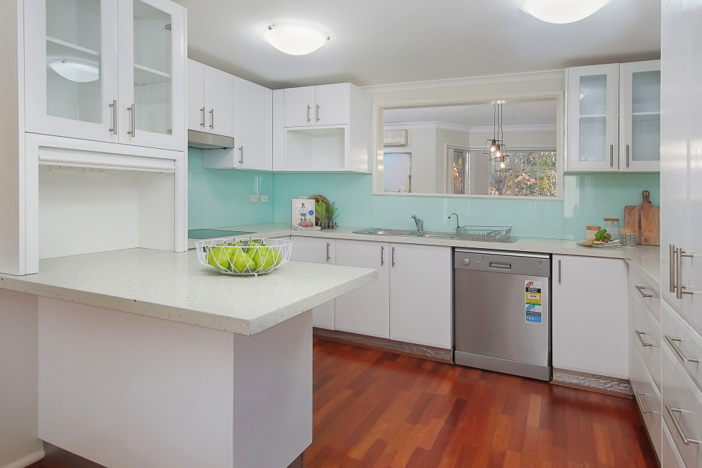 Esempio di una cucina contemporanea di medie dimensioni con lavello a doppia vasca, top in granito, paraspruzzi blu, paraspruzzi con piastrelle in ceramica, pavimento in laminato, pavimento marrone e top bianco