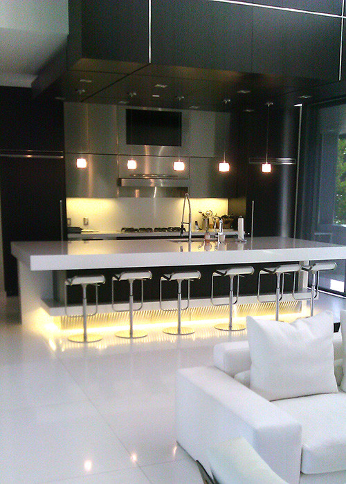 Küche mit Quarzit-Arbeitsplatte, Küchenrückwand in Weiß, Rückwand aus Steinfliesen und Marmorboden in Miami