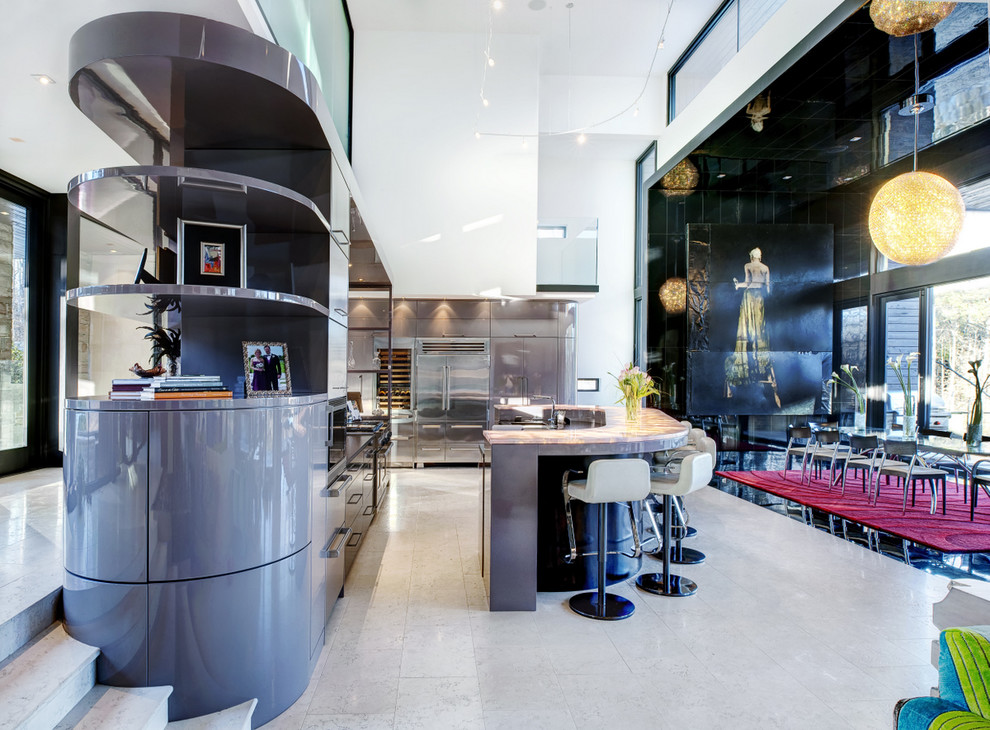 На фото: кухня в современном стиле с техникой из нержавеющей стали с