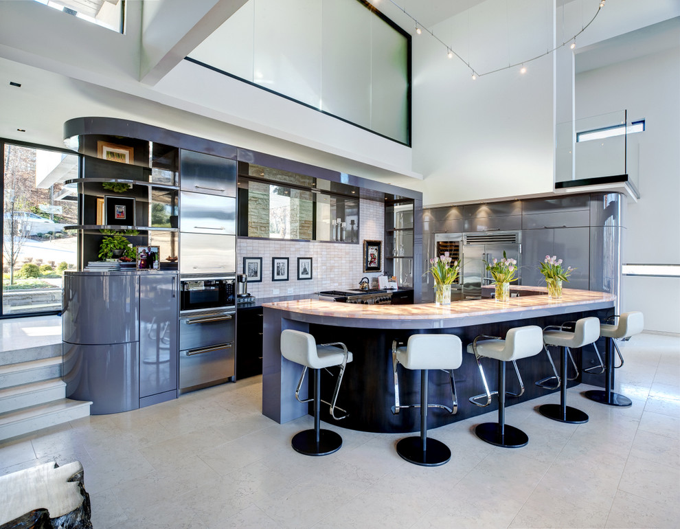 Источник вдохновения для домашнего уюта: кухня в стиле модернизм с техникой из нержавеющей стали и барной стойкой