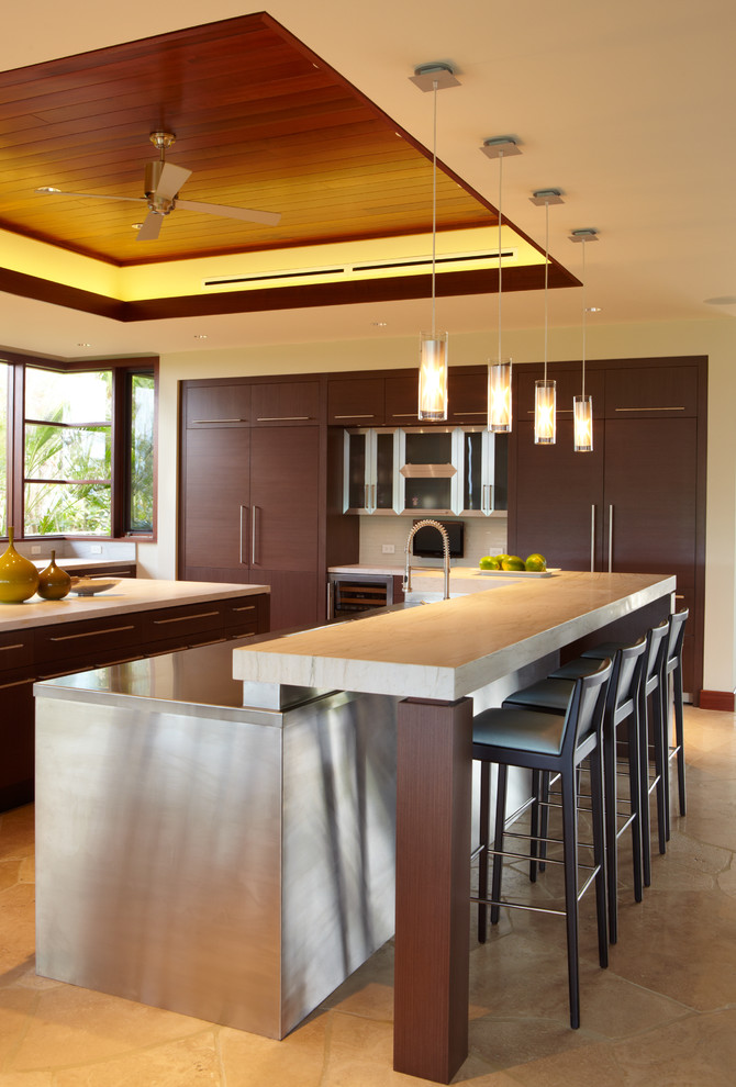 Immagine di una grande cucina tropicale con ante in legno bruno e pavimento in ardesia
