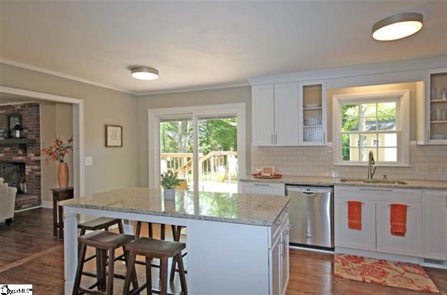 If you want a white cabinet with a more traditional raised panel door then aspen white is perfect for you! crafts aspen white