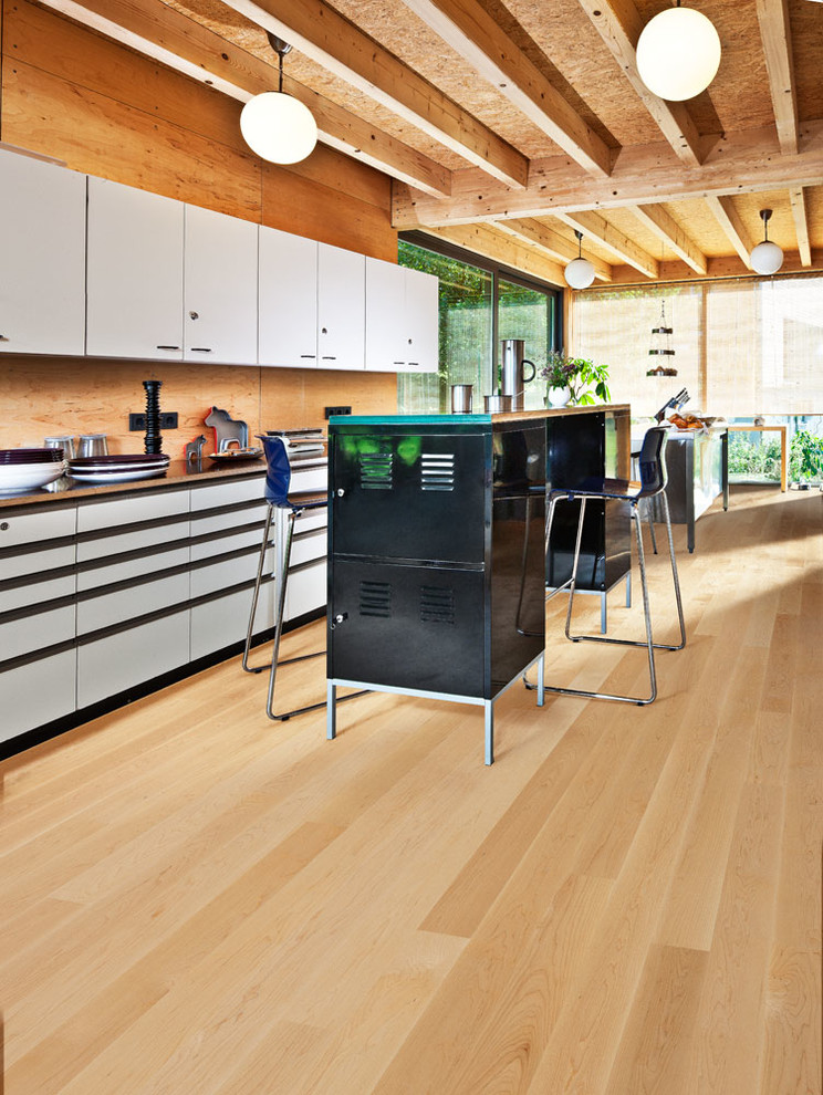 Foto di una cucina scandinava di medie dimensioni con ante lisce, ante bianche e parquet chiaro