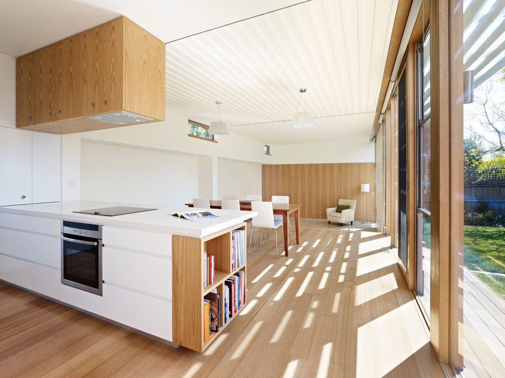 Стильный дизайн: кухня в стиле модернизм с плоскими фасадами и обеденным столом - последний тренд