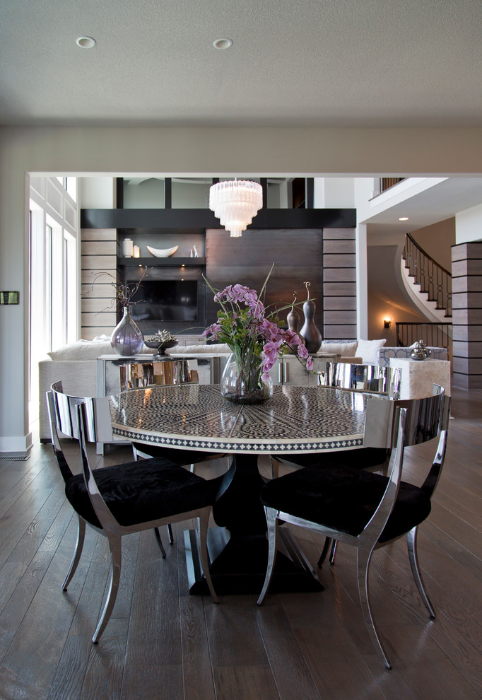 Idee per una grande sala da pranzo aperta verso il soggiorno classica con pavimento in legno massello medio e pavimento grigio