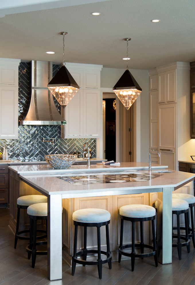 Bild på ett stort vintage flerfärgad flerfärgat kök, med en rustik diskho, luckor med infälld panel, vita skåp, granitbänkskiva, blått stänkskydd, stänkskydd i keramik, rostfria vitvaror, mellanmörkt trägolv, en köksö och grått golv