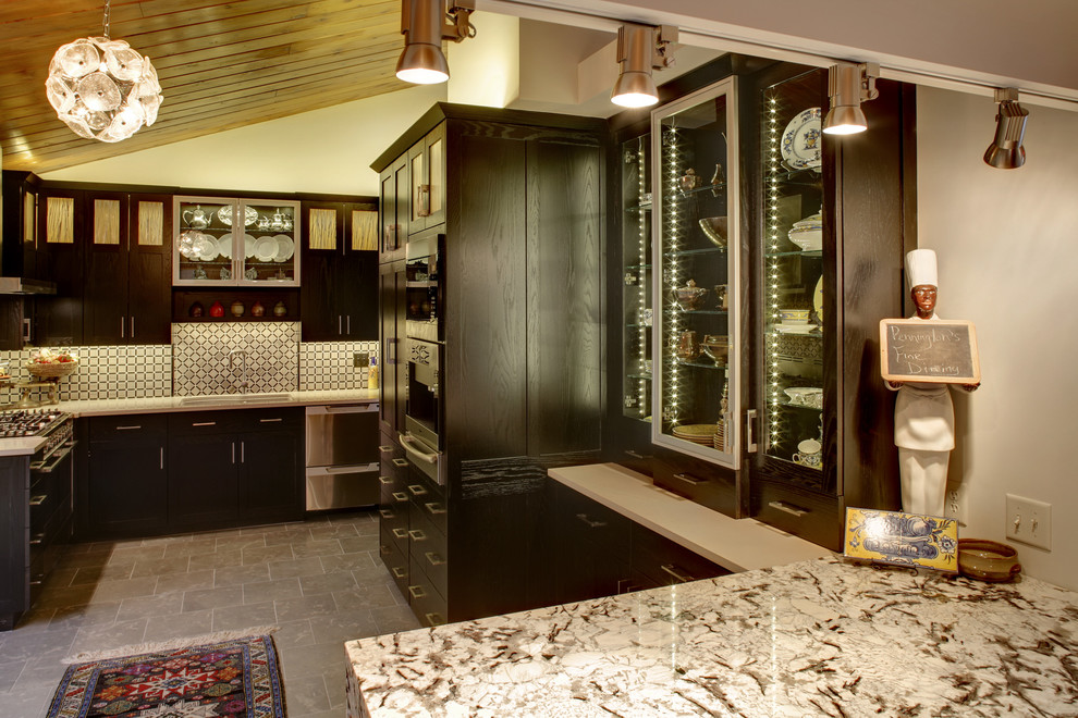 Imagen de cocina minimalista con salpicadero de azulejos de piedra, electrodomésticos de acero inoxidable y suelo de piedra caliza