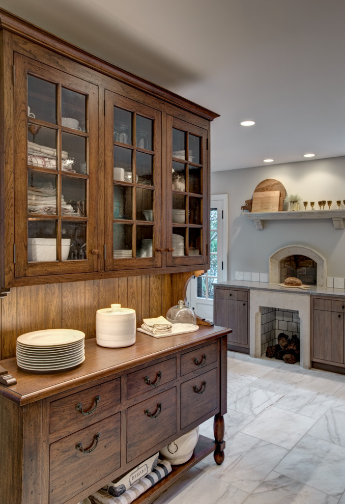 Exempel på ett avskilt, stort rustikt u-kök, med en rustik diskho, släta luckor, skåp i slitet trä, marmorbänkskiva, vitt stänkskydd, stänkskydd i tunnelbanekakel, rostfria vitvaror, marmorgolv och en köksö