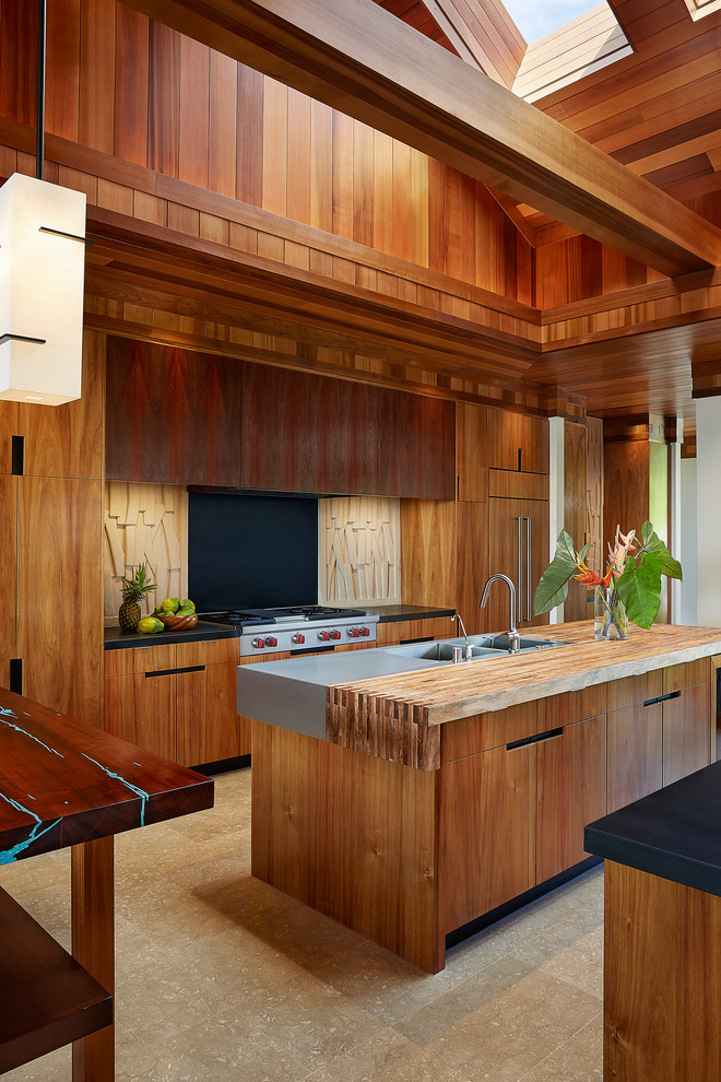 На фото: большая кухня-гостиная в морском стиле с двойной мойкой, плоскими фасадами, фасадами цвета дерева среднего тона, деревянной столешницей и двумя и более островами с