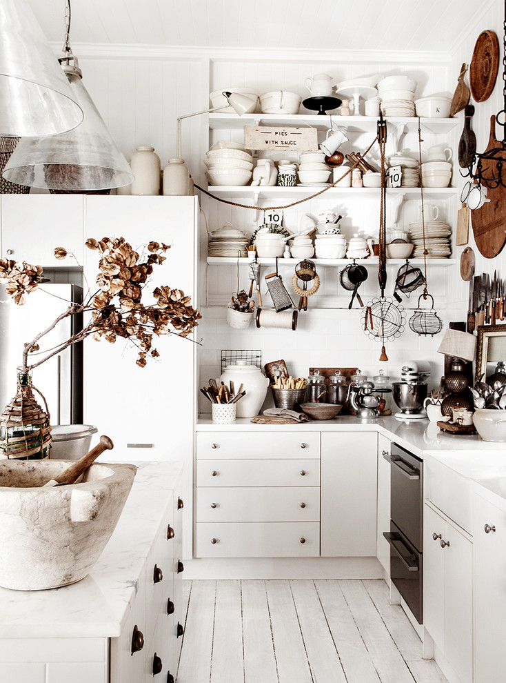 Foto på ett shabby chic-inspirerat kök, med vita skåp, målat trägolv och vitt golv