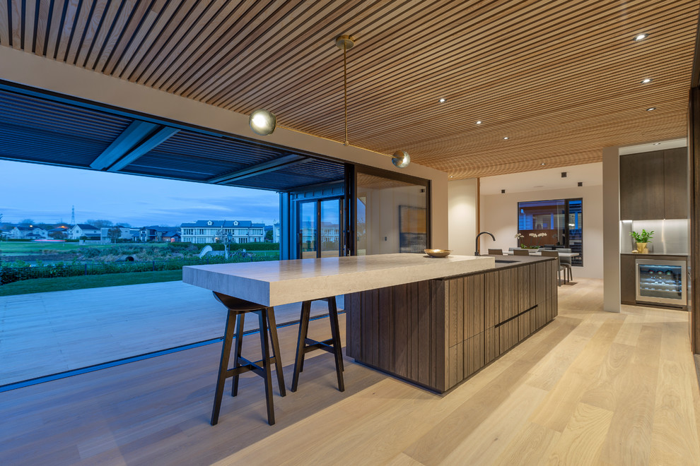 Zweizeilige, Große Moderne Wohnküche mit hellbraunen Holzschränken, Arbeitsplatte aus Fliesen und Kücheninsel in Auckland