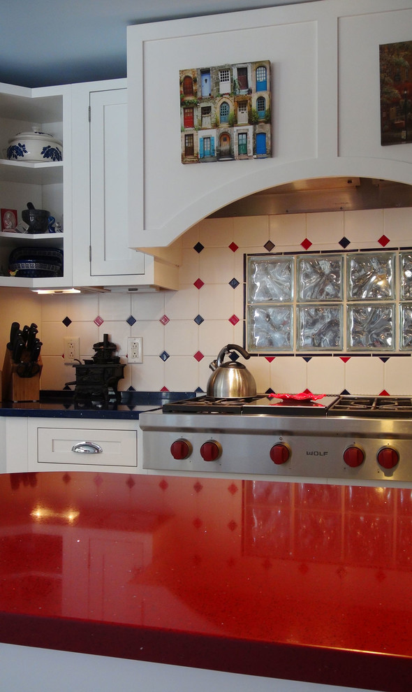 ポートランド(メイン)にあるエクレクティックスタイルのおしゃれなキッチン (シェーカースタイル扉のキャビネット、白いキャビネット、マルチカラーのキッチンパネル、セラミックタイルのキッチンパネル、シルバーの調理設備、青いキッチンカウンター) の写真