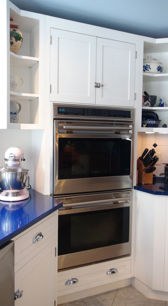 ポートランド(メイン)にあるエクレクティックスタイルのおしゃれなキッチン (シェーカースタイル扉のキャビネット、白いキャビネット、シルバーの調理設備、青いキッチンカウンター) の写真