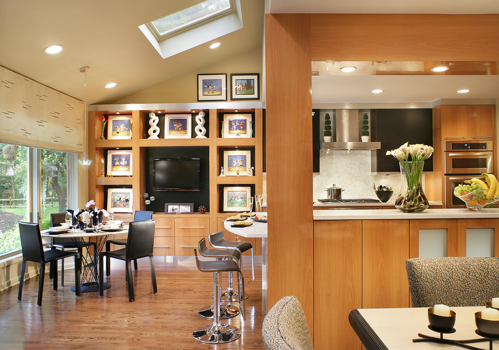 Стильный дизайн: кухня в современном стиле с обеденным столом, плоскими фасадами, фасадами цвета дерева среднего тона, белым фартуком и шторами на окнах - последний тренд