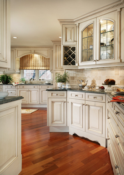 Example of a classic kitchen design in New York