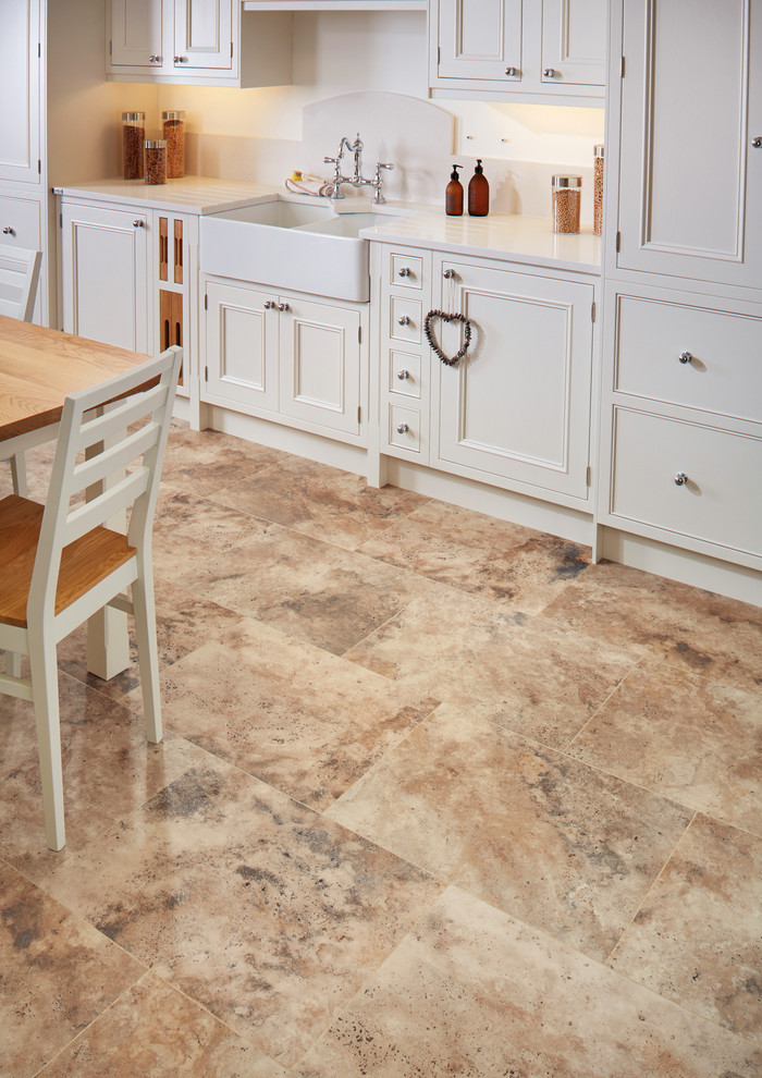 Idee per una cucina lineare minimal di medie dimensioni con lavello stile country, top in quarzite, paraspruzzi bianco, pavimento in vinile e pavimento marrone