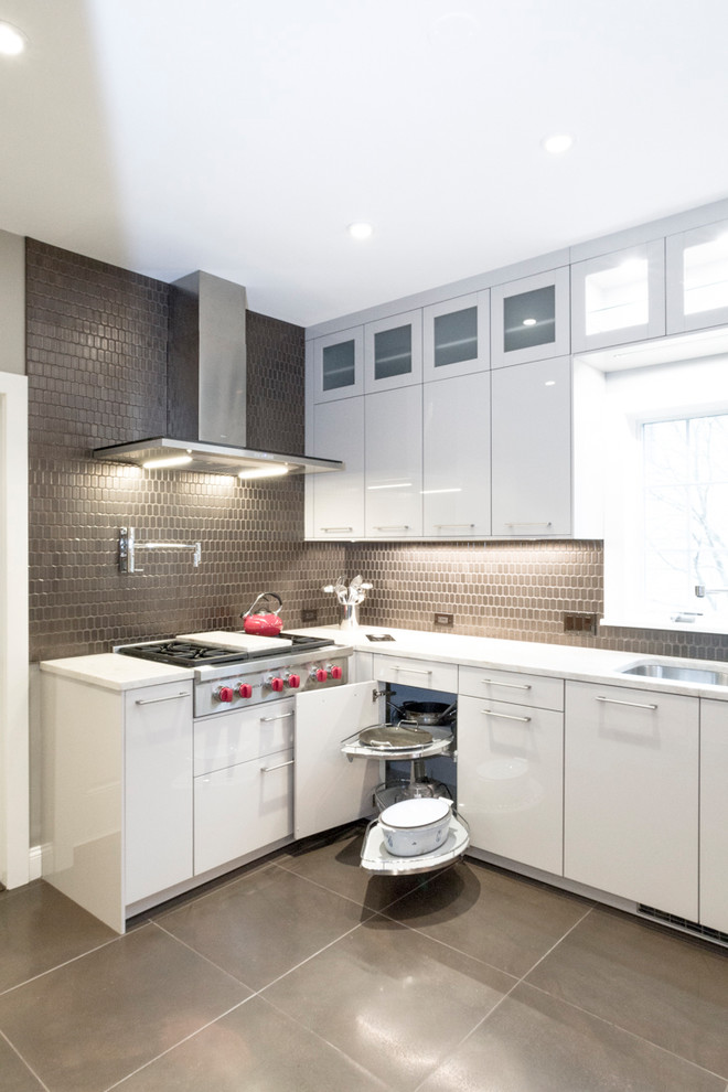 Exempel på ett stort modernt kök, med en nedsänkt diskho, släta luckor, vita skåp, bänkskiva i kvartsit, stänkskydd med metallisk yta, stänkskydd i metallkakel, rostfria vitvaror, klinkergolv i porslin, en köksö och brunt golv