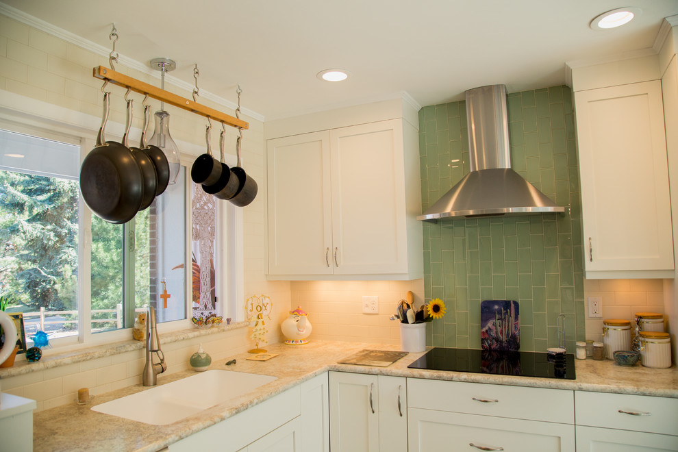 Bild på ett litet vintage kök, med en integrerad diskho, luckor med infälld panel, vita skåp, laminatbänkskiva, grönt stänkskydd, stänkskydd i glaskakel, rostfria vitvaror, linoleumgolv och en köksö