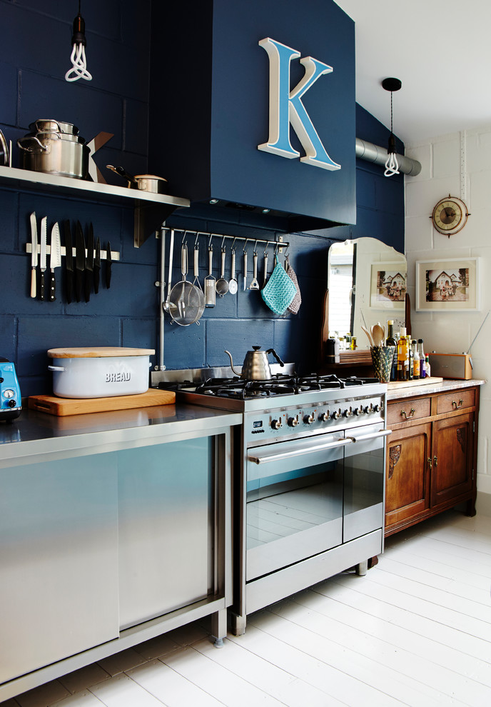 ロンドンにある高級な広いトラディショナルスタイルのおしゃれなキッチン (エプロンフロントシンク、フラットパネル扉のキャビネット、青いキャビネット、タイルカウンター、シルバーの調理設備、塗装フローリング、白い床、グレーのキッチンカウンター) の写真