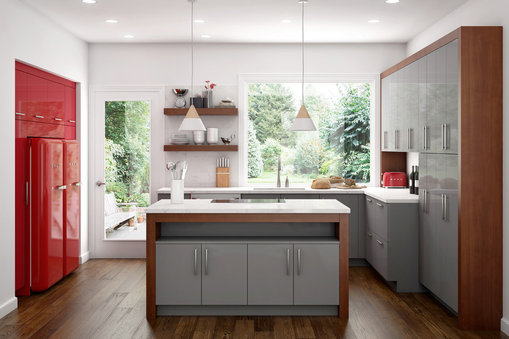 На фото: угловая кухня в современном стиле с плоскими фасадами, серыми фасадами, цветной техникой, паркетным полом среднего тона и островом с