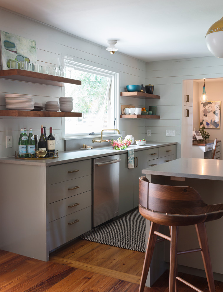 Inspiration för ett mellanstort funkis grå grått kök, med släta luckor, grå skåp, en halv köksö, en undermonterad diskho, bänkskiva i kvarts, vitt stänkskydd, stänkskydd i mosaik, rostfria vitvaror, mörkt trägolv och brunt golv