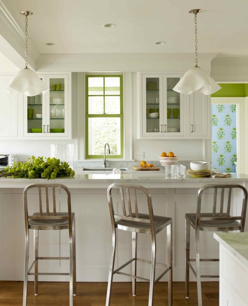Стильный дизайн: кухня в стиле неоклассика (современная классика) с стеклянными фасадами, мраморной столешницей, врезной мойкой, белыми фасадами и барной стойкой - последний тренд