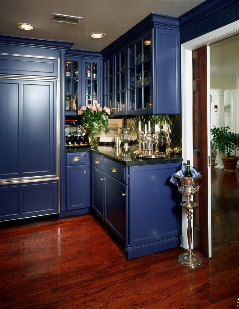 Источник вдохновения для домашнего уюта: кухня в классическом стиле с стеклянными фасадами, синими фасадами, техникой под мебельный фасад и фартуком из металлической плитки