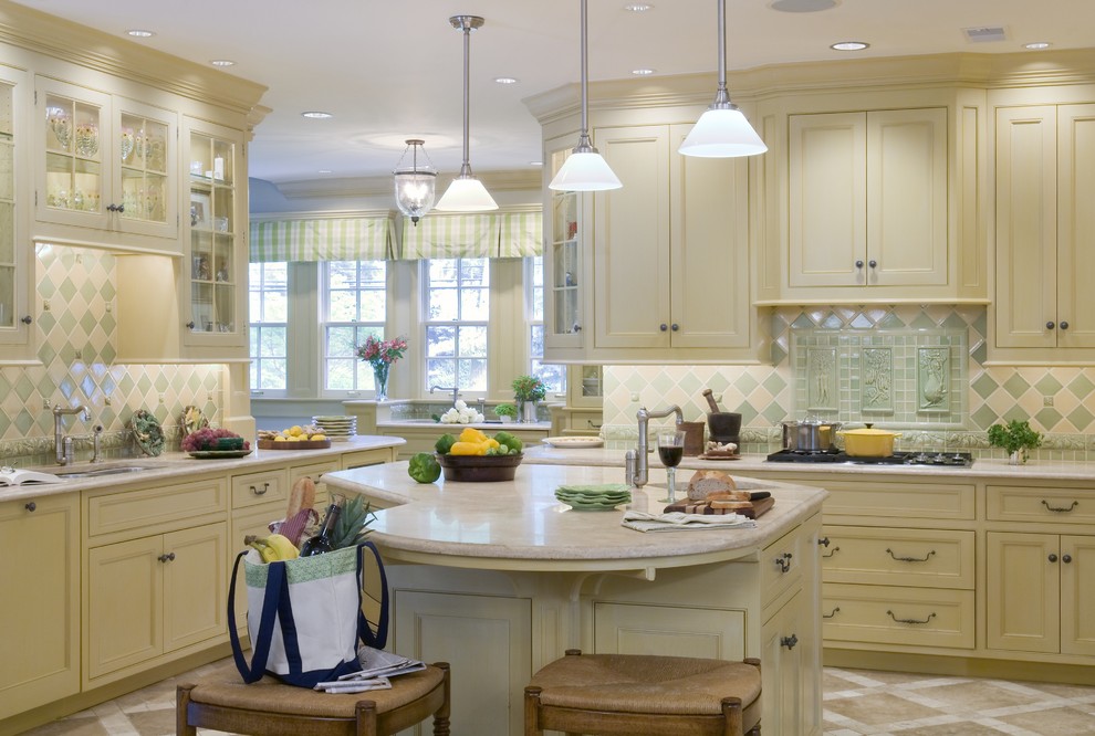 Esempio di una cucina minimal con lavello sottopiano, ante con riquadro incassato, ante beige e paraspruzzi multicolore
