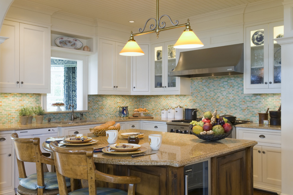 Diseño de cocina tradicional con salpicadero con mosaicos de azulejos, salpicadero multicolor, armarios con paneles empotrados y puertas de armario blancas