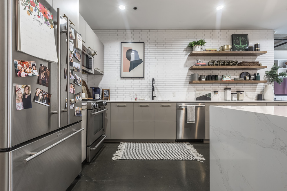 Große Moderne Küche mit flächenbündigen Schrankfronten, grauen Schränken, Kücheninsel, grauem Boden und weißer Arbeitsplatte in Kansas City