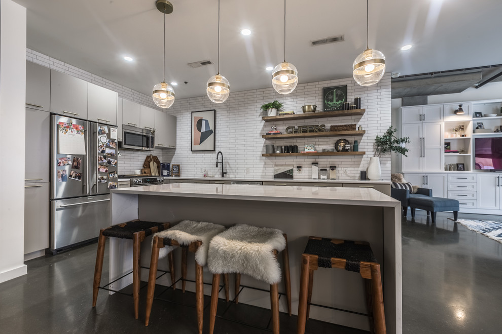 Immagine di un grande cucina con isola centrale minimalista con pavimento grigio, top bianco e ante grigie