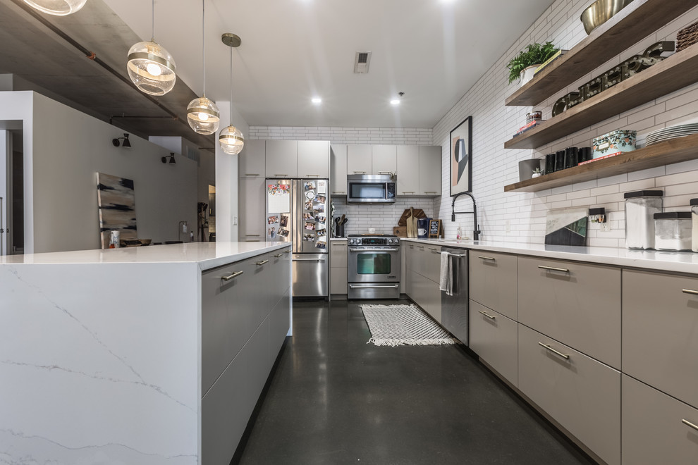Foto di un cucina con isola centrale minimalista con ante lisce, ante beige, top in quarzite, pavimento grigio e top bianco