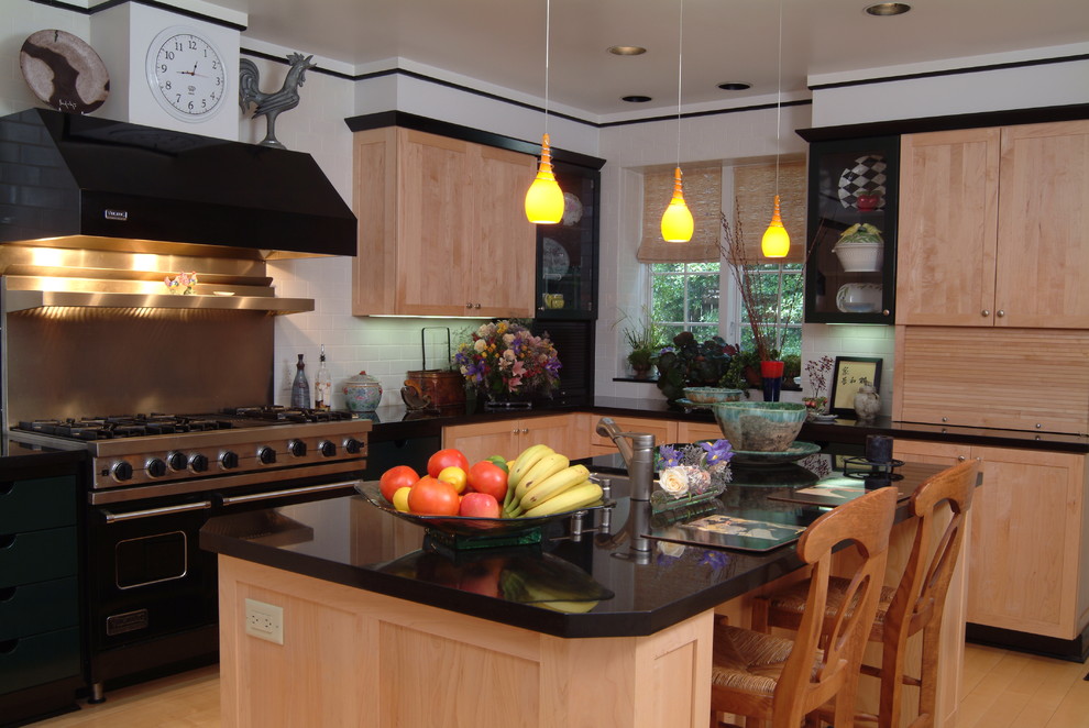 Photo of an eclectic kitchen in Nashville.