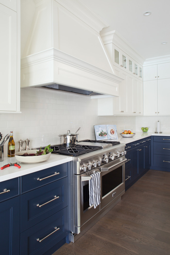 Kitchen - traditional kitchen idea in Vancouver