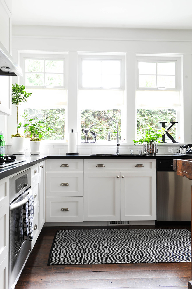 Foto de cocinas en L de estilo americano de tamaño medio abierta con una isla, armarios estilo shaker y puertas de armario blancas
