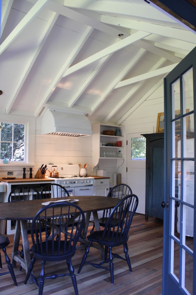 Foto de cocina de estilo de casa de campo de obra con encimera de madera