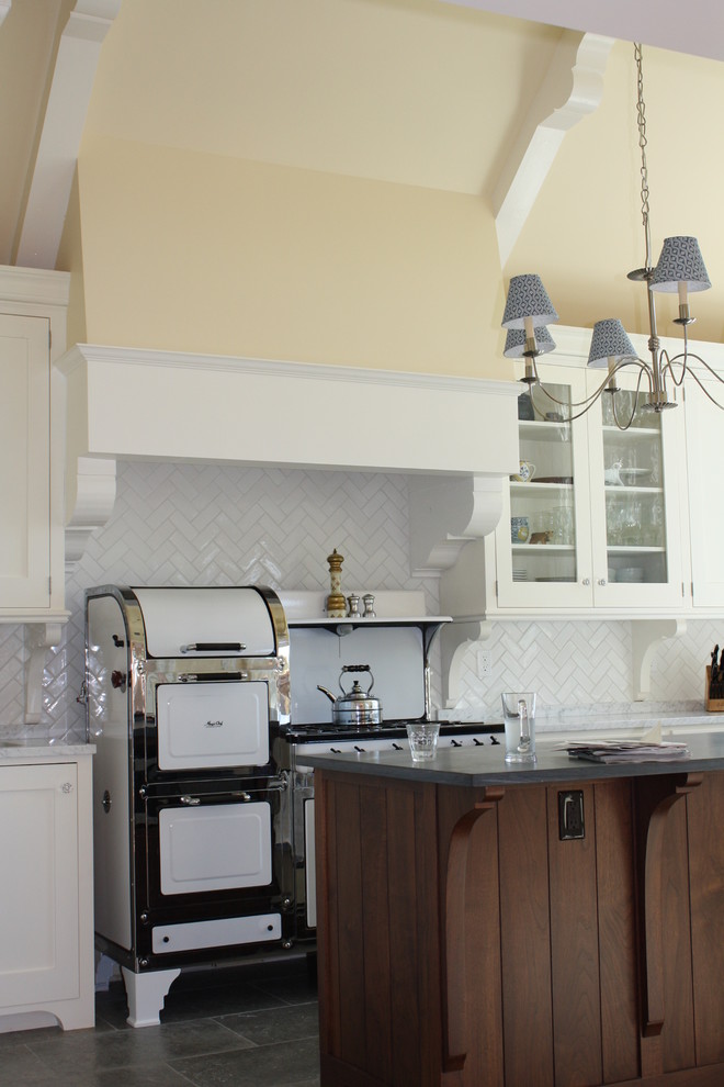 Example of a classic kitchen design in San Francisco with shaker cabinets