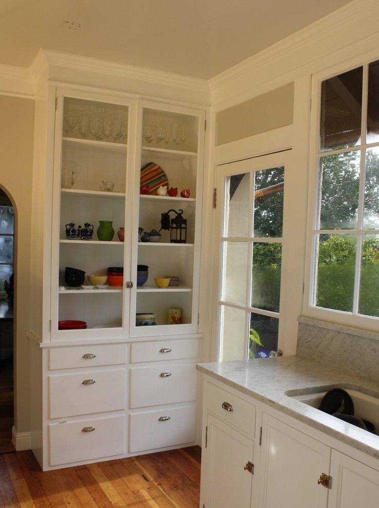 На фото: кухня в классическом стиле с стеклянными фасадами