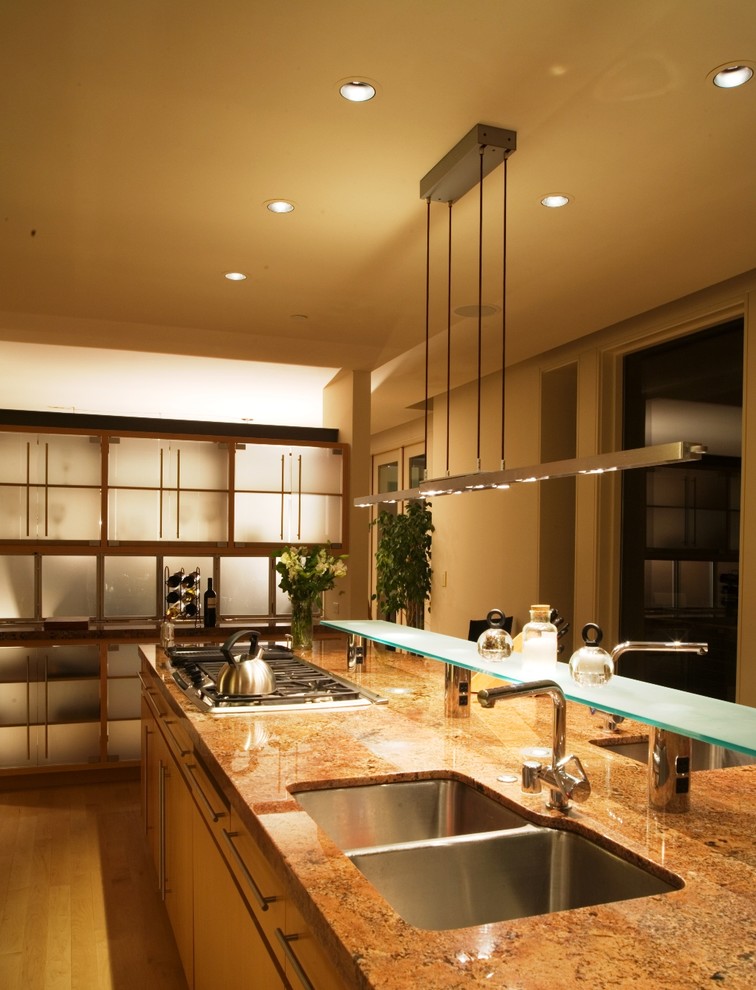 Idee per una cucina design con lavello a doppia vasca