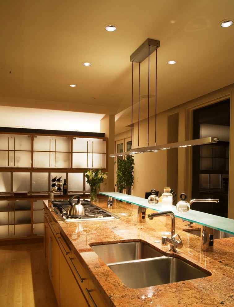 Пример оригинального дизайна: кухня в современном стиле с двойной мойкой