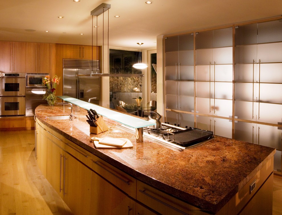 Foto di una grande cucina contemporanea chiusa con lavello sottopiano, ante lisce, elettrodomestici in acciaio inossidabile, ante in legno scuro, top in granito e parquet chiaro