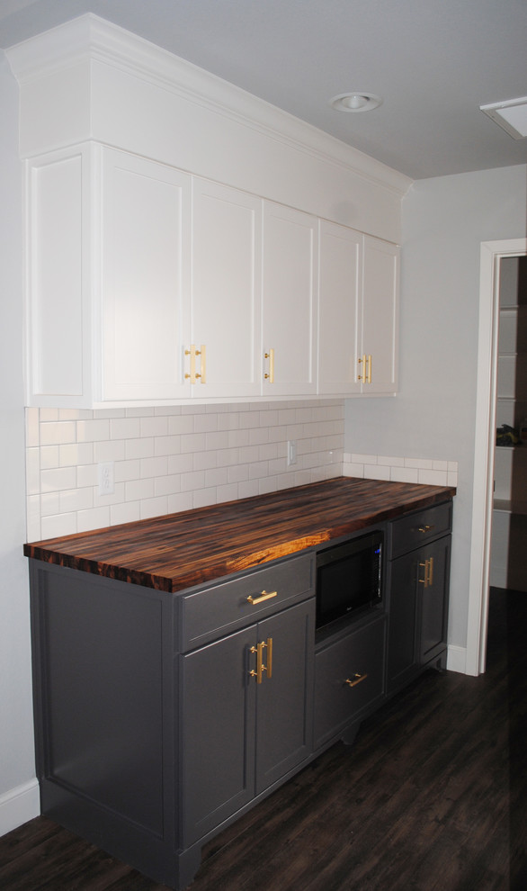 Eklektische Küche mit Arbeitsplatte aus Holz, Küchenrückwand in Weiß, Rückwand aus Porzellanfliesen, Küchengeräten aus Edelstahl, Vinylboden und Kücheninsel in Austin
