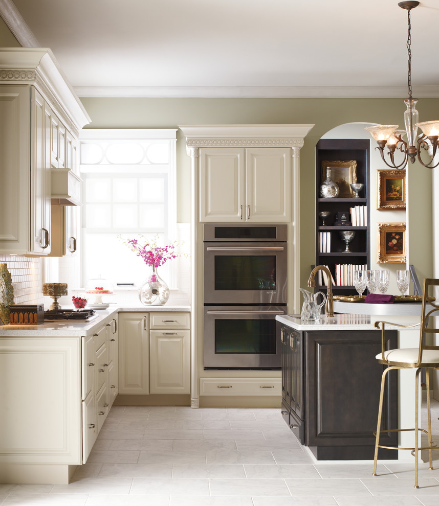Idéer för att renovera ett mellanstort vintage kök, med en undermonterad diskho, luckor med upphöjd panel, vita skåp, vitt stänkskydd, rostfria vitvaror, klinkergolv i porslin, en köksö, marmorbänkskiva, stänkskydd i keramik och vitt golv